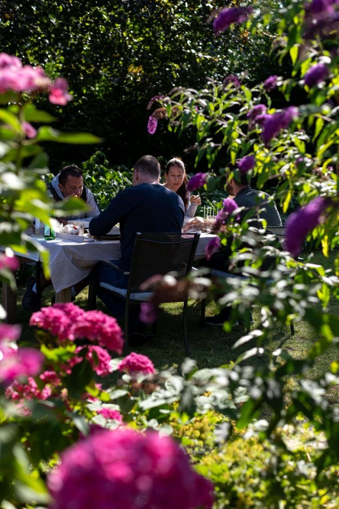 Lunch tussen de bloemen in de tuin van Doyo, tijdens een trainingsdag in Lage Zwaluwe