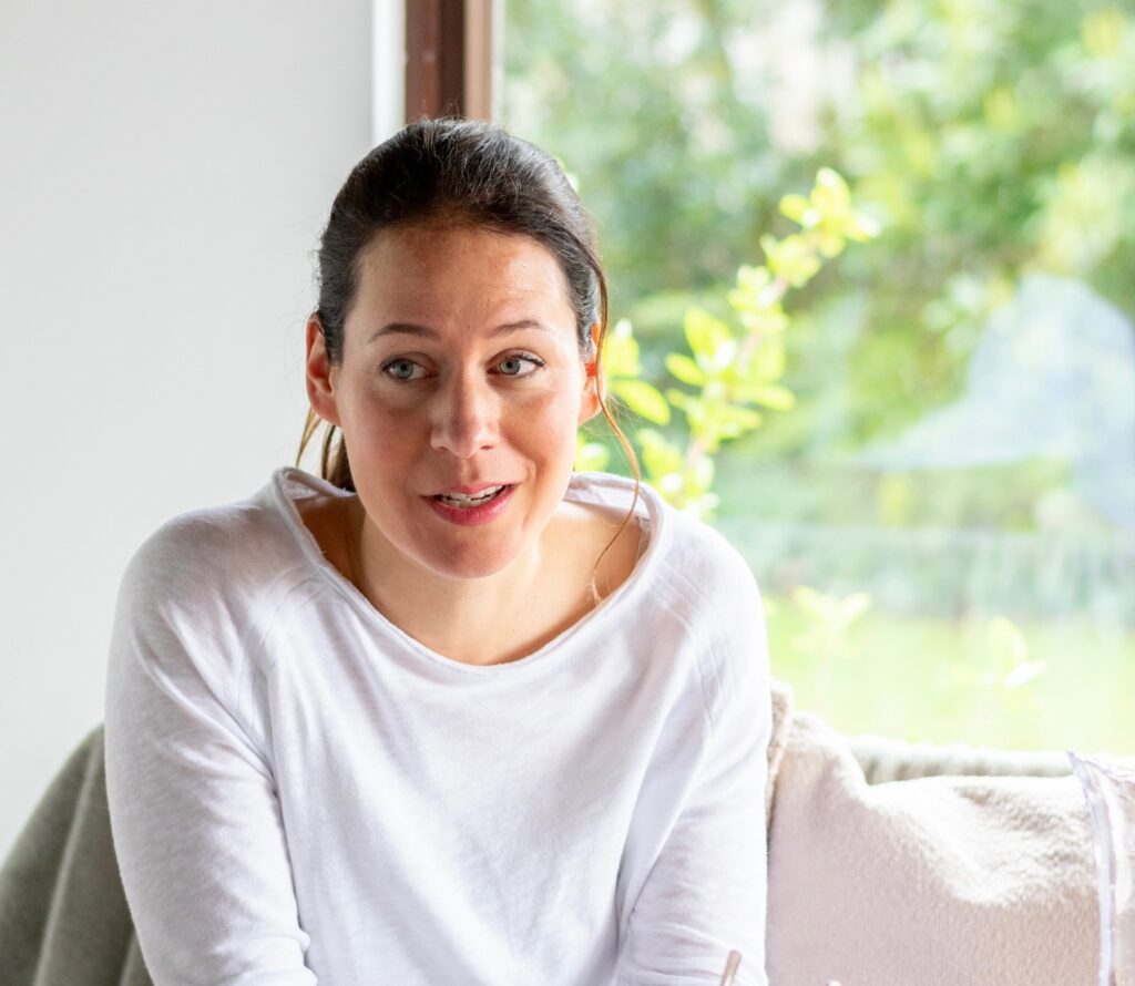 Chantal Straver vertelt, in gesprek, met uitzicht op het groen