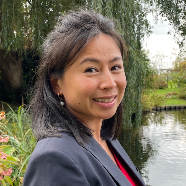 Portret van Thien Quê, deelneemster van het Programma Zelfontwikkeling, bij de vijver op de Doyo-locatie.