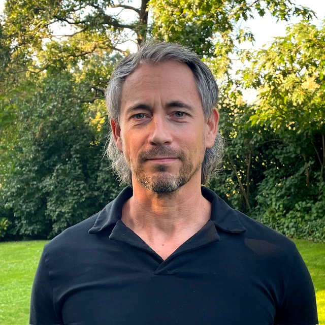 Trainer Piet op de locatie van Doyo