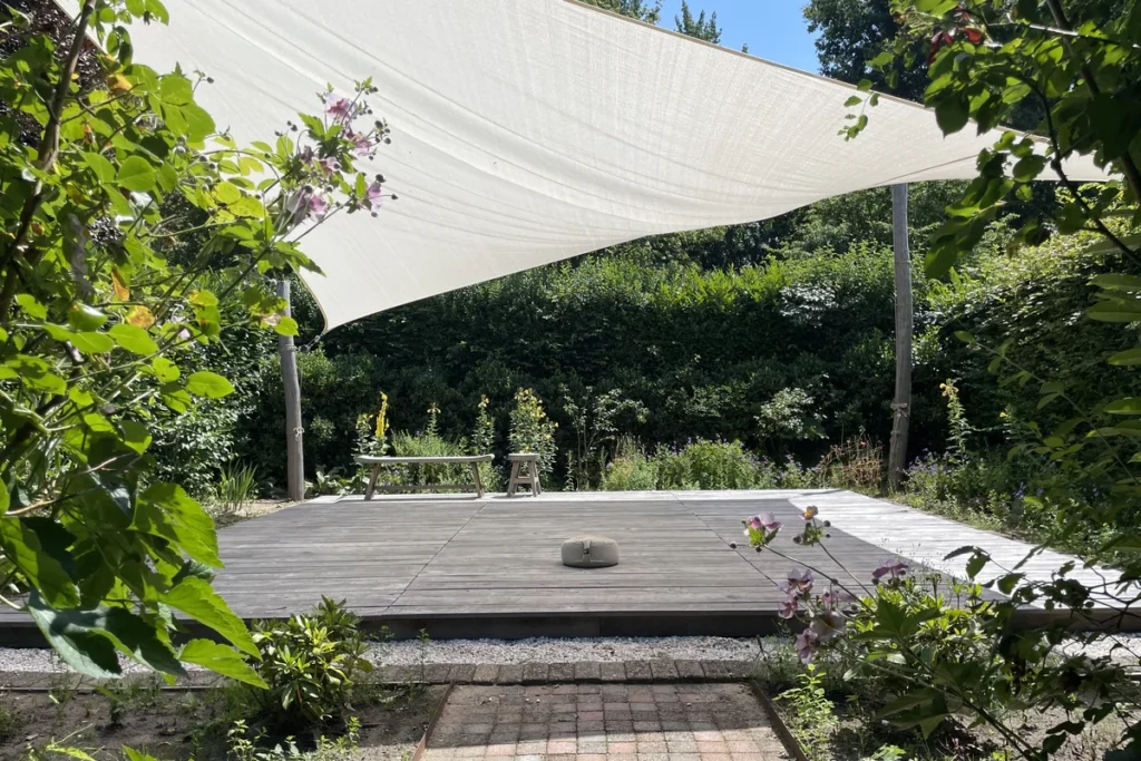 De lege buiten-dojo van Doyo, met één kussen op het hout onder het witte doek