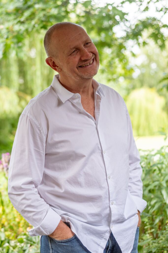 Erik Bruinhof lachend in de tuin van Doyo