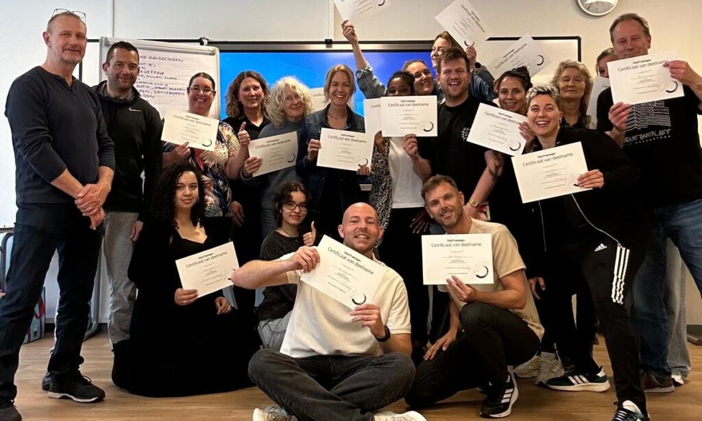 Deelnemers van Albeda met hun certificaat na de training Omgaan met agressie